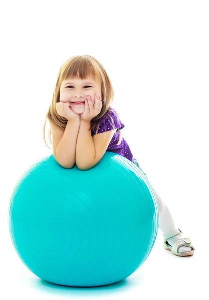 Het meisje met de bal voor fitness — Stockfoto