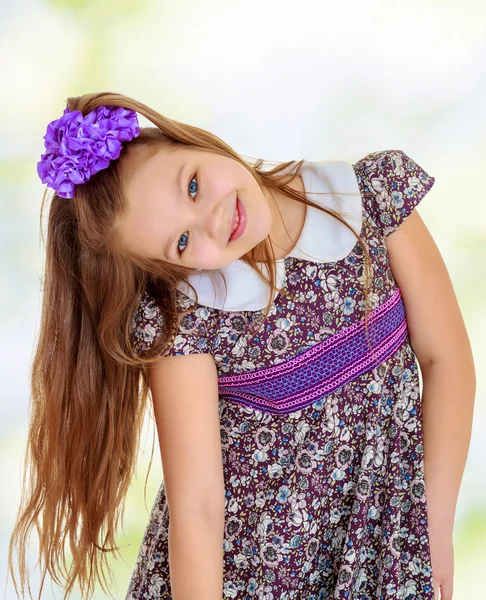 Красивая маленькая девочка с длинными волосами — стоковое фото