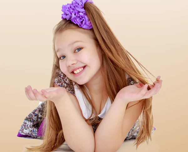 Joyful little girl lying on the floor — Stock Photo, Image