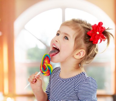 Stick şeker kız yalıyor