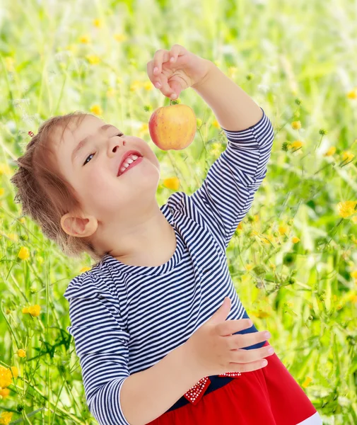 मुलगी सफरचंद पाहतो — स्टॉक फोटो, इमेज