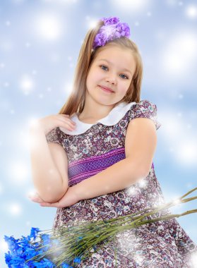 Güzel küçük kız mavi çiçek bir buket