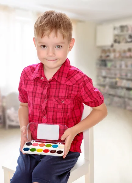 Pojken ritar färger — Stockfoto