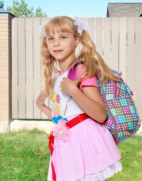 Chica con mochila escolar —  Fotos de Stock