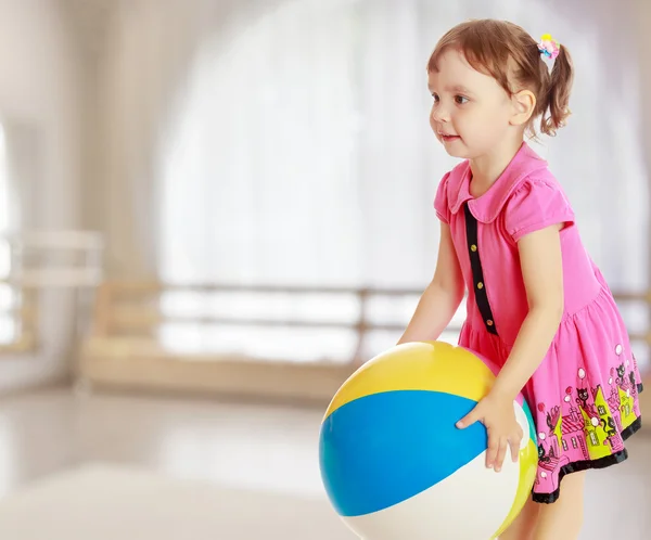 The little girl throws the ball — Stock Photo, Image