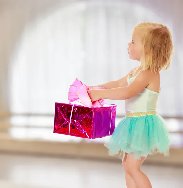 Piccola ballerina con un regalo — Foto Stock