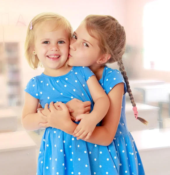 Маленькие сестры целуются — стоковое фото