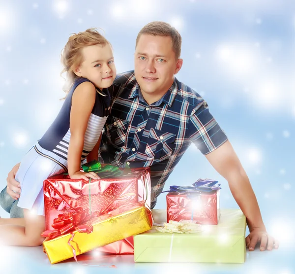 Malá holčička s tátou o dárky. — Stock fotografie