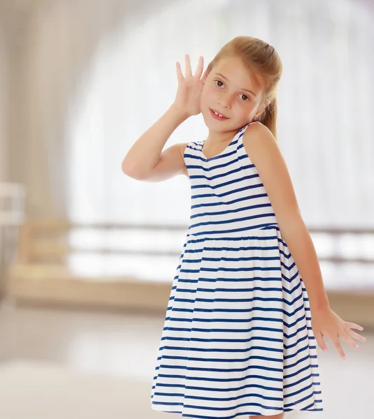 Little girl listens to — Stock Photo, Image