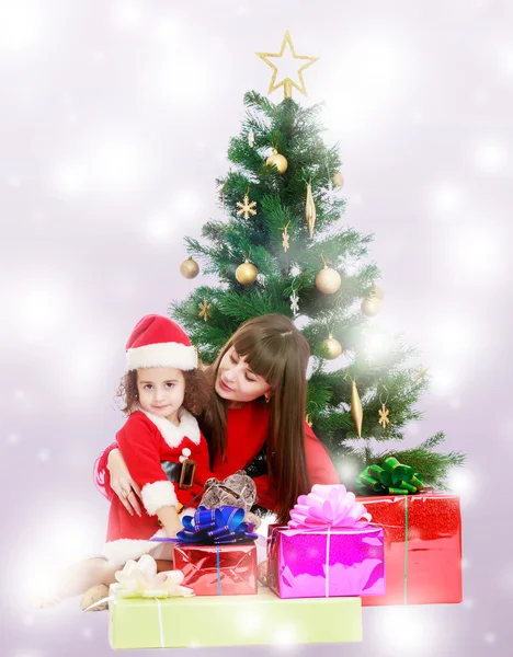 Anne ile kızı Noel ağacı yakınındaki — Stok fotoğraf
