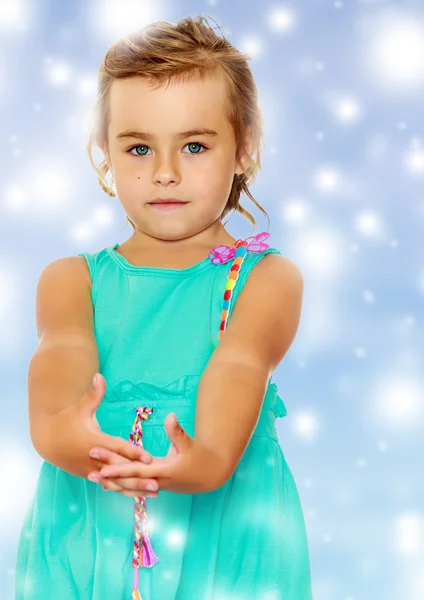 Mooie weinig gelooid meisje in een blauwe jurk. — Stockfoto