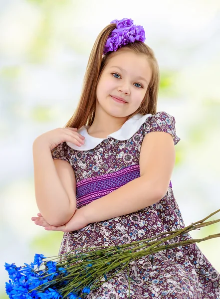 Güzel küçük kız mavi çiçek bir buket — Stok fotoğraf