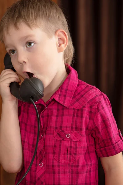 Мальчик говорит в телефон старый — стоковое фото