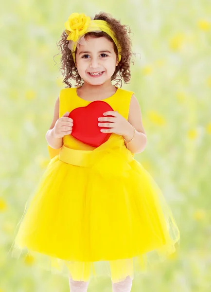 Carino bambina tiene il cuore — Foto Stock