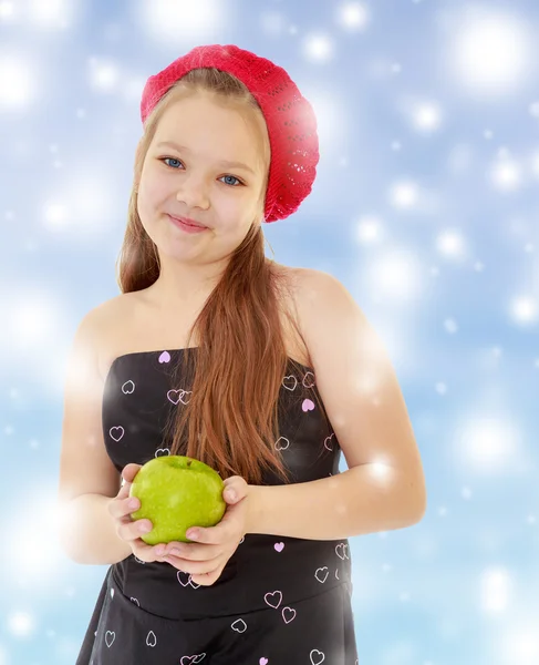 十几岁的女孩拿着一个苹果. — 图库照片
