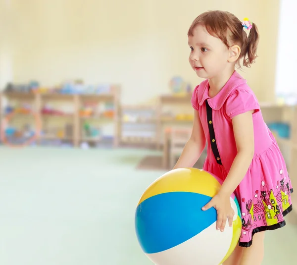 Das kleine Mädchen wirft den Ball — Stockfoto