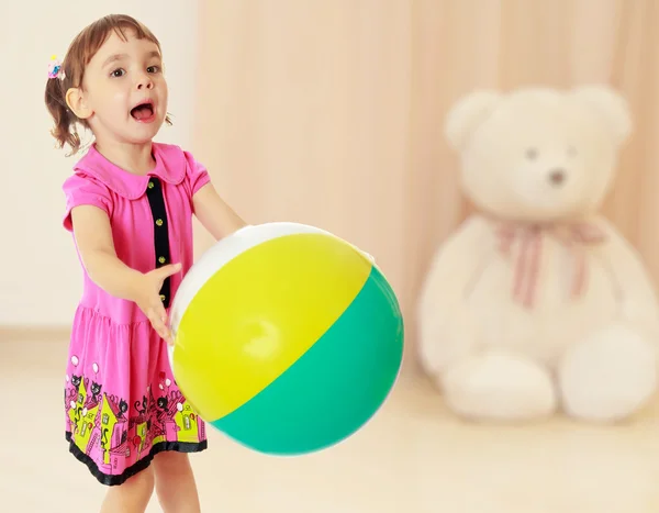 Menina pega a bola — Fotografia de Stock