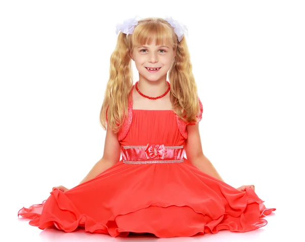 Turuncu elbiseli küçük kız — Stok fotoğraf