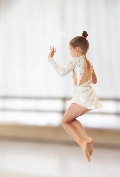 Kleine Turnerin springt — Stockfoto