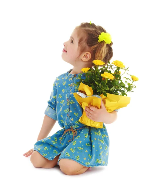 带着一束黄色花朵的女孩 — 图库照片
