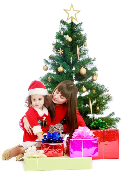 Matka s dcerou u vánočního stromu — Stock fotografie