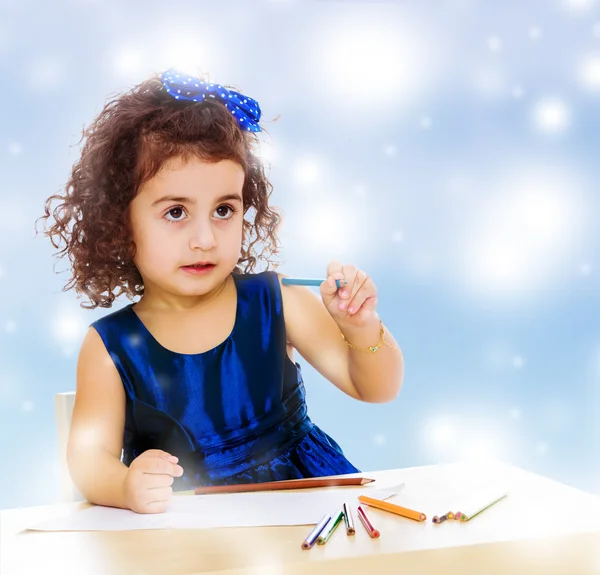 Little girl draws at the table with pencils — Stock Photo, Image