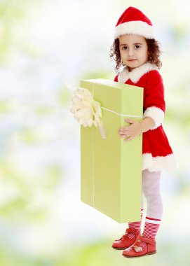 Noel Baba kostümlü hediye ile küçük kız