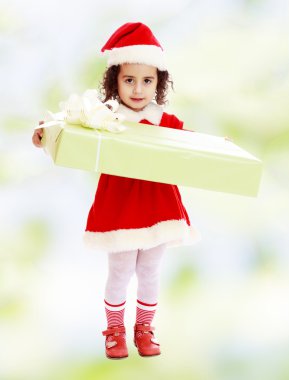 Noel Baba kostümlü hediye ile küçük kız