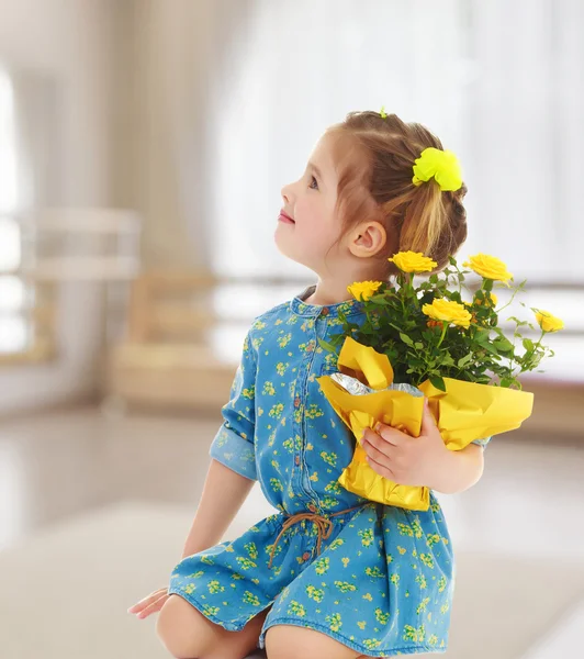 Menina com um buquê de flores amarelas — Fotografia de Stock