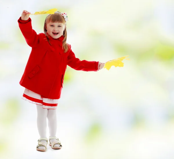 Mädchen winkt mit Ahornblättern — Stockfoto