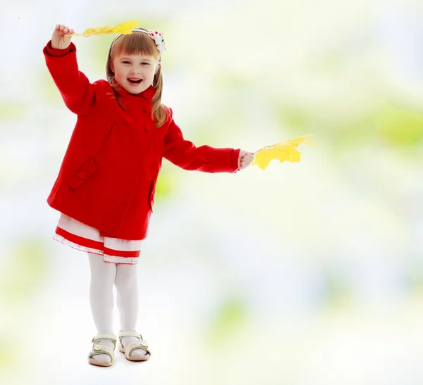 Ragazza che agita foglie d'acero — Foto Stock