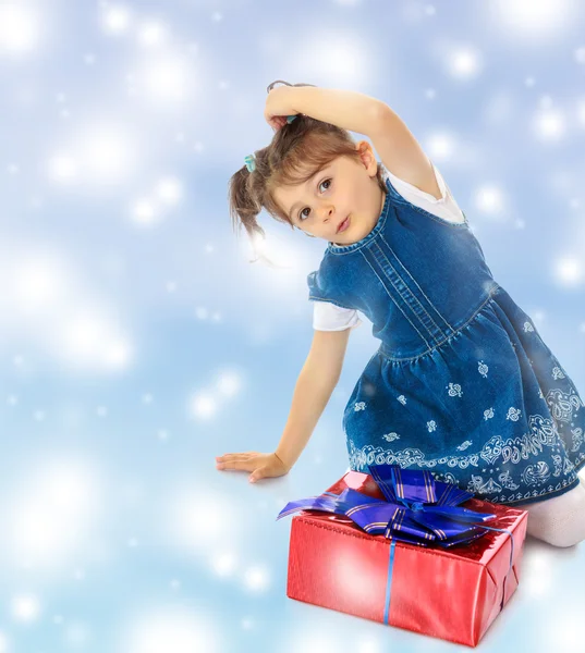 Bir hediye ile küçük kız — Stok fotoğraf