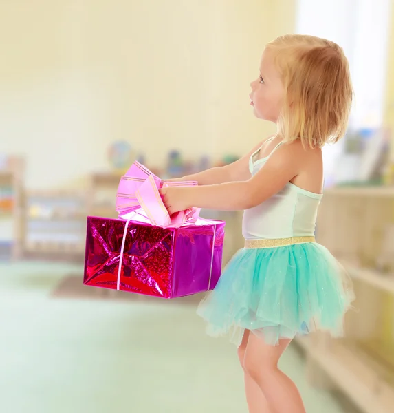 Pequena bailarina com um presente — Fotografia de Stock