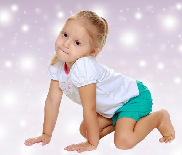 The girl is on all fours — Stock Photo, Image