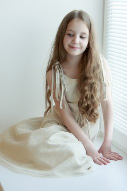 Kız pencerenin önünde oturur