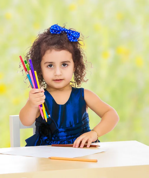 Petite fille dessine à la table avec des crayons — Photo