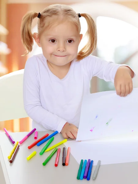 La chica dibuja con marcadores — Foto de Stock
