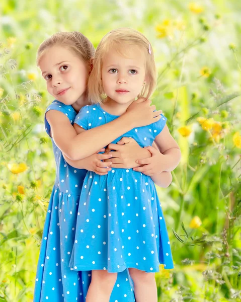 Schwestern in blauen Kleidern — Stockfoto