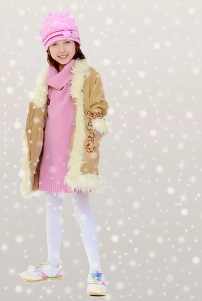 Hermosa niña en abrigo de invierno con piel . —  Fotos de Stock