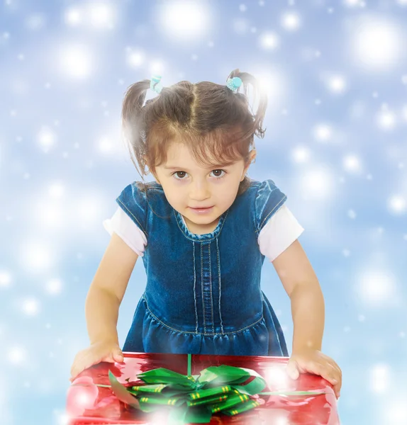 Menina com um presente — Fotografia de Stock