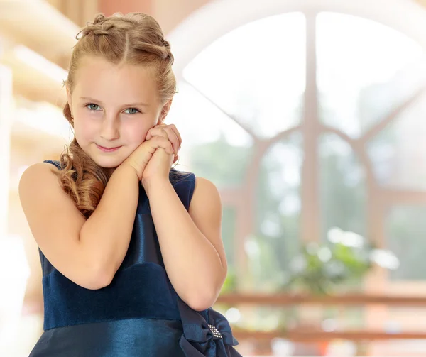 Hermosa niña vestida con un vestido azul . —  Fotos de Stock