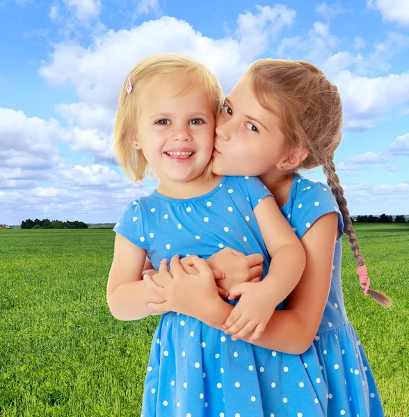 Little sisters csók — Stock Fotó