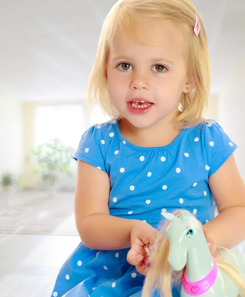 Menina brincando com cavalo — Fotografia de Stock