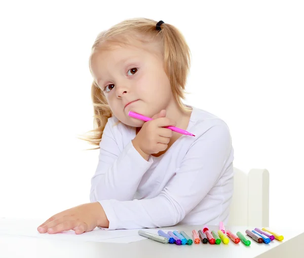 The girl draws with markers — Stock Photo, Image