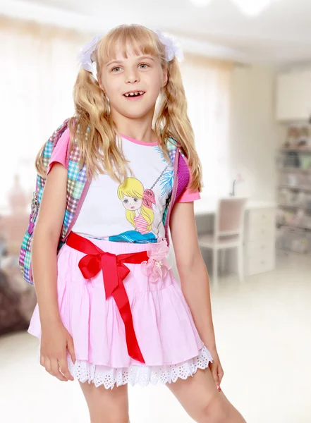 Mädchen mit Schulrucksack — Stockfoto