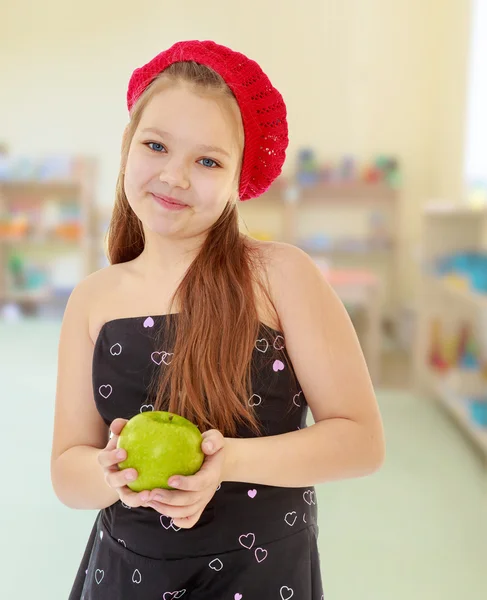Menina adolescente segurando uma maçã . — Fotografia de Stock