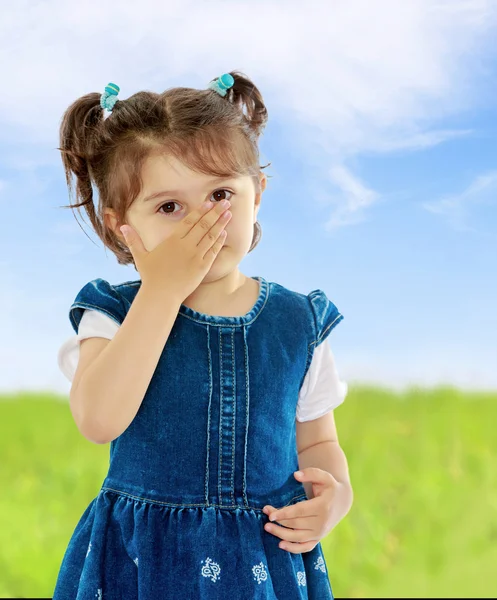 La ragazza si è coperta il viso di allergie — Foto Stock