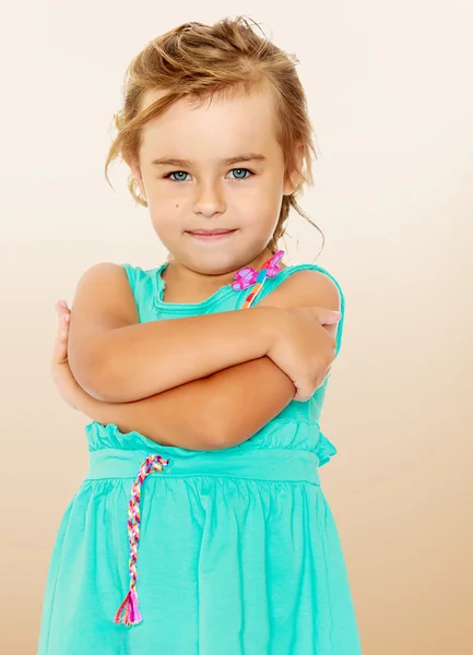 Kleines Mädchen verschränkte die Arme — Stockfoto