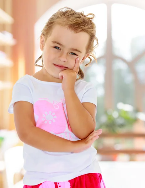 Schönes kleines Mädchen, das von etwas träumt. — Stockfoto