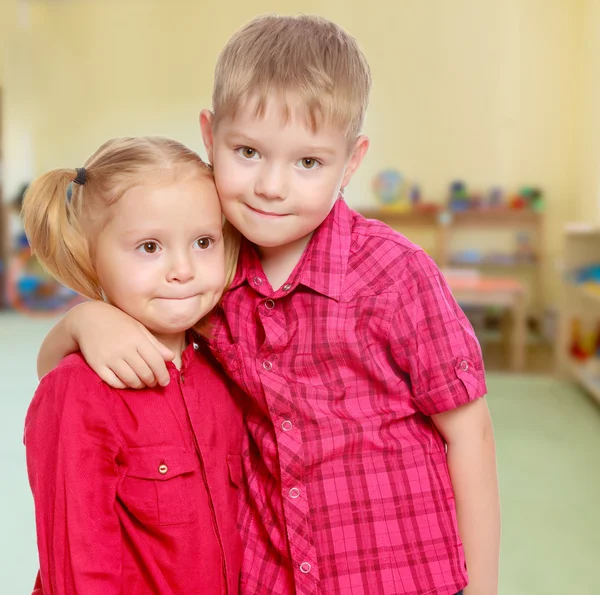 Petit garçon et fille câlins — Photo